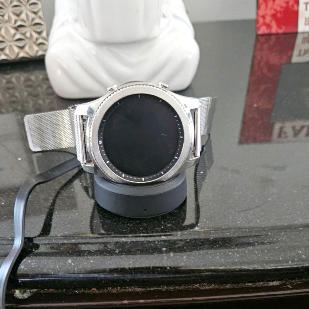 Samsung GEAR S3 CLASSIC   Smartwatch with Mesh Band and Charger..
